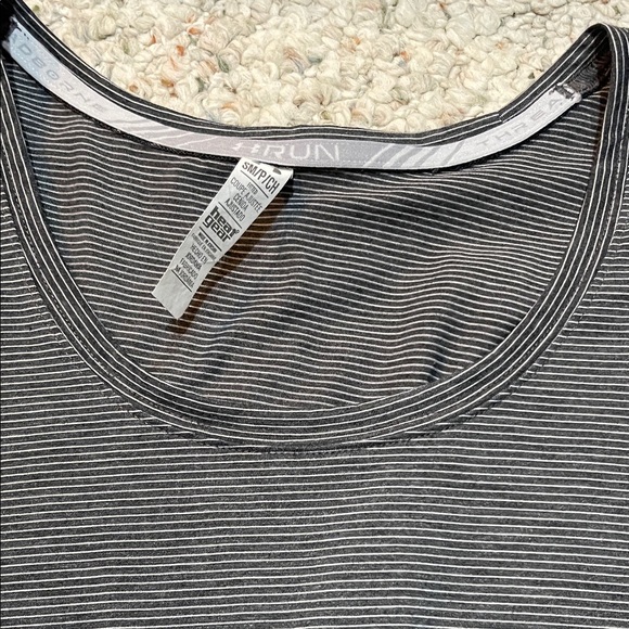 Under Armour Women's Charcoal Long Sleeve Tee Heat Gear - Picture 2 of 2